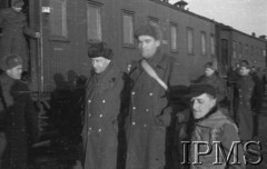 Styczeń 1942, Buzułuk, obł. Czkałowsk, ZSRR.
Pożegnanie polskich oddziałów wyjeżdżających na południe Związku Radzieckiego, pracownicy Wydziału Propagandy i Informacji Armii Polskiej na Wschodzie na tle pociągu.
Fot. Czesław Zembal, Instytut Polski im. Gen. Sikorskiego w Londynie [album negatywowy A-I ROSJA] - płachta 16