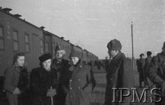 Styczeń 1942, Buzułuk, obł. Czkałowsk, ZSRR.
Pożegnanie polskich oddziałów wyjeżdżających na południe Związku Radzieckiego, druga od lewej stoi Hanka Ordonówna.
Fot. Czesław Zembal, Instytut Polski im. Gen. Sikorskiego w Londynie [album negatywowy A-I ROSJA] - płachta 16