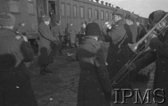 Styczeń 1942, Buzułuk, obł. Czkałowsk, ZSRR.
Pożegnanie polskich oddziałów wyjeżdżających na południe Związku Radzieckiego, orkiestra na stacji kolejowej.
Fot. Czesław Zembal, Instytut Polski im. Gen. Sikorskiego w Londynie [album negatywowy A-I ROSJA] - płachta 16