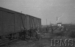 Styczeń 1942, Buzułuk, obł. Czkałowsk, ZSRR.
Żandarmi pilnujący pociągu.
Fot. Czesław Zembal, Instytut Polski im. Gen. Sikorskiego w Londynie [album negatywowy A-I ROSJA] - płachta 16