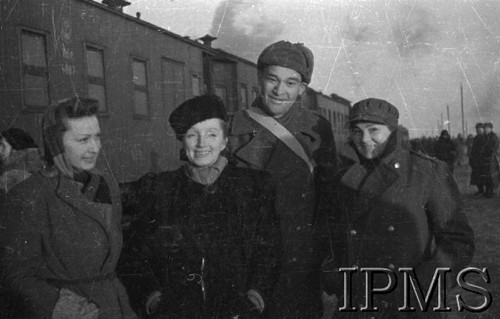 Styczeń 1942, Buzułuk, obł. Czkałowsk, ZSRR.
Pożegnanie polskich oddziałów wyjeżdżających na południe Związku Radzieckiego, druga od lewej stoi Hanka Ordonówna.
Fot. Czesław Zembal, Instytut Polski im. Gen. Sikorskiego w Londynie [album negatywowy A-I ROSJA] - płachta 16