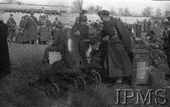 Styczeń 1942, stacja Kaufmanskaja, Uzbekistan, ZSRR.
Żołnierze z bagażami na stacji kolejowej.
Fot. inż. Wiktor Ostrowski, Instytut Polski im. Gen. Sikorskiego w Londynie [album negatywowy A-I ROSJA] - płachta 17