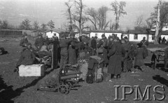 Styczeń 1942, stacja Kaufmanskaja, Uzbekistan, ZSRR.
Żołnierze z bagażami na stacji kolejowej.
Fot. inż. Wiktor Ostrowski, Instytut Polski im. Gen. Sikorskiego w Londynie [album negatywowy A-I ROSJA] - płachta 17