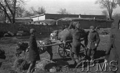 Styczeń 1942, stacja Kaufmanskaja, Uzbekistan, ZSRR.
Żołnierz ładuje bagaże na wózek zaprzężony w osła.
Fot. inż. Wiktor Ostrowski, Instytut Polski im. Gen. Sikorskiego w Londynie [album negatywowy A-I ROSJA] - płachta 17