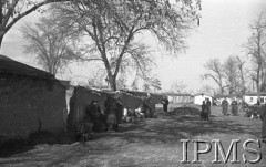 Styczeń 1942, stacja Kaufmanskaja, Uzbekistan, ZSRR.
Żołnierze i cywile z bagażami na stacji kolejowej.
Fot. inż. Wiktor Ostrowski, Instytut Polski im. Gen. Sikorskiego w Londynie [album negatywowy A-I ROSJA] - płachta 17