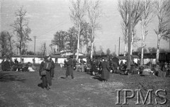 Styczeń 1942, stacja Kaufmanskaja, Uzbekistan, ZSRR.
Żołnierze z bagażami na stacji kolejowej.
Fot. inż. Wiktor Ostrowski, Instytut Polski im. Gen. Sikorskiego w Londynie [album negatywowy A-I ROSJA] - płachta 17