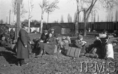 Styczeń 1942, stacja Kaufmanskaja, Uzbekistan, ZSRR.
Żołnierze i cywile z bagażami na stacji kolejowej.
Fot. inż. Wiktor Ostrowski, Instytut Polski im. Gen. Sikorskiego w Londynie [album negatywowy A-I ROSJA] - płachta 17