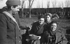 Styczeń 1942, stacja Kaufmanskaja, Uzbekistan, ZSRR.
Żołnierze i ochotniczki z bagażami na stacji kolejowej, z prawej siedzi Natalia Mianowska.
Fot. inż. Wiktor Ostrowski, Instytut Polski im. Gen. Sikorskiego w Londynie [album negatywowy A-I ROSJA] - płachta 17