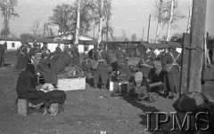 Styczeń 1942, stacja Kaufmanskaja, Uzbekistan, ZSRR.
Żołnierze z bagażami na stacji kolejowej, z prawej stoją dwa karabiny maszynowe.
Fot. inż. Wiktor Ostrowski, Instytut Polski im. Gen. Sikorskiego w Londynie [album negatywowy A-I ROSJA] - płachta 17