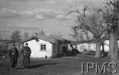 Styczeń 1942, stacja Kaufmanskaja, Uzbekistan, ZSRR.
Dwaj polscy żołnierze na ulicy.
Fot. inż. Wiktor Ostrowski, Instytut Polski im. Gen. Sikorskiego w Londynie [album negatywowy A-I ROSJA] - płachta 17