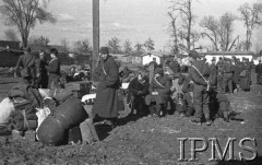 Styczeń 1942, stacja Kaufmanskaja, Uzbekistan, ZSRR.
Żołnierze i ochotniczki z bagażami na stacji kolejowej.
Fot. inż. Wiktor Ostrowski, Instytut Polski im. Gen. Sikorskiego w Londynie [album negatywowy A-I ROSJA] - płachta 17