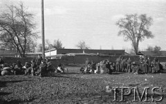 Styczeń 1942, stacja Kaufmanskaja, Uzbekistan, ZSRR.
Żołnierze z bagażami na stacji kolejowej.
Fot. inż. Wiktor Ostrowski, Instytut Polski im. Gen. Sikorskiego w Londynie [album negatywowy A-I ROSJA] - płachta 17