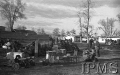 Styczeń 1942, stacja Kaufmanskaja, Uzbekistan, ZSRR.
Żołnierze z bagażami na stacji kolejowej, z lewej stoją dwa karabiny maszynowe.
Fot. inż. Wiktor Ostrowski, Instytut Polski im. Gen. Sikorskiego w Londynie [album negatywowy A-I ROSJA] - płachta 17