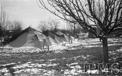 Styczeń-luty 1942, Jangi-Jul, Uzbekistan, ZSRR.
Namioty zawiane śniegiem na terenie sztabu Armii Polskiej.
Fot. inż. Wiktor Ostrowski, Instytut Polski im. Gen. Sikorskiego w Londynie [album negatywowy A-I ROSJA] - płachta 17