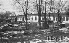 Styczeń-luty 1942, Jangi-Jul, Uzbekistan, ZSRR.
Baraki, w których mieszkały ochotniczki.
Fot. inż. Wiktor Ostrowski, Instytut Polski im. Gen. Sikorskiego w Londynie [album negatywowy A-I ROSJA] - płachta 17