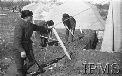 Styczeń-luty 1942, Jangi-Jul, Uzbekistan, ZSRR.
Żołnierze Szwadronu Przybocznego okopują namiot, żeby zabezpieczyć go przed wodą.
Fot. inż. Wiktor Ostrowski, Instytut Polski im. Gen. Sikorskiego w Londynie [album negatywowy A-I ROSJA] - płachta 17