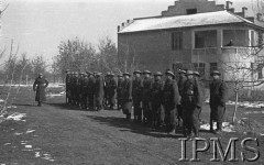 Styczeń-luty 1942, Jangi-Jul, Uzbekistan, ZSRR.
Żołnierze Szwadronu Przybocznego przed gmachem sztabu Armii Polskiej od strony placu ćwiczeń.
Fot. inż. Wiktor Ostrowski, Instytut Polski im. Gen. Sikorskiego w Londynie [album negatywowy A-I ROSJA] - płachta 17