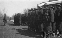 Styczeń-luty 1942, Jangi-Jul, Uzbekistan, ZSRR.
Żołnierze Szwadronu Przybocznego przed gmachem sztabu Armii Polskiej, zmiana warty.
Fot. inż. Wiktor Ostrowski, Instytut Polski im. Gen. Sikorskiego w Londynie [album negatywowy A-I ROSJA] - płachta 17