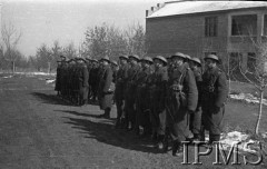 Styczeń-luty 1942, Jangi-Jul, Uzbekistan, ZSRR.
Żołnierze Szwadronu Przybocznego przed gmachem sztabu Armii Polskiej, zmiana warty.
Fot. inż. Wiktor Ostrowski, Instytut Polski im. Gen. Sikorskiego w Londynie [album negatywowy A-I ROSJA] - płachta 17