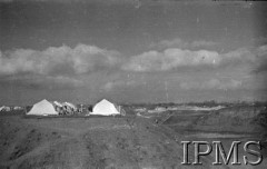 Luty 1942, Jangi-Jul, Uzbekistan, ZSRR.
Obóz Szwadronu Przybocznego dowódcy Armii Polskiej gen. Władysława Andersa.
Fot. inż. Wiktor Ostrowski, Instytut Polski im. Gen. Sikorskiego w Londynie [album negatywowy A-I ROSJA] - płachta 18