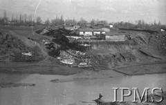 Luty 1942, Jangi-Jul, Uzbekistan, ZSRR.
Domy na brzegu rzeki Kurkudziuk, widok z polskiego obozu.
Fot. inż. Wiktor Ostrowski, Instytut Polski im. Gen. Sikorskiego w Londynie [album negatywowy A-I ROSJA] - płachta 18