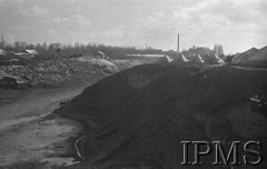 Luty 1942, Jangi-Jul, Uzbekistan, ZSRR.
Rzeka Kurkudziuk, z prawej namioty polskiego obozu, w tle komin fabryki przetworów owocowych.
Fot. inż. Wiktor Ostrowski, Instytut Polski im. Gen. Sikorskiego w Londynie [album negatywowy A-I ROSJA] - płachta 18