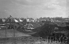 Luty 1942, Jangi-Jul, Uzbekistan, ZSRR.
Obóz formującej się Armii Polskiej, z lewej brama.
Fot. inż. Wiktor Ostrowski, Instytut Polski im. Gen. Sikorskiego w Londynie [album negatywowy A-I ROSJA] - płachta 18