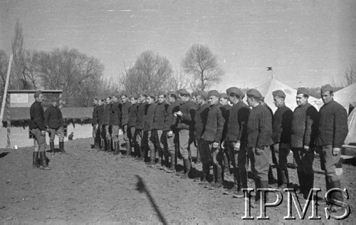 Luty 1942, Jangi-Jul, Uzbekistan, ZSRR.
Obóz formującej się Armii Polskiej, żołnierze Szwadronu Przybocznego na zbiórce.
Fot. inż. Wiktor Ostrowski, Instytut Polski im. Gen. Sikorskiego w Londynie [album negatywowy A-I ROSJA] - płachta 18