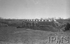 Luty 1942, Jangi-Jul, Uzbekistan, ZSRR.
Obóz formującej się Armii Polskiej, żołnierze wyrównujący teren.
Fot. inż. Wiktor Ostrowski, Instytut Polski im. Gen. Sikorskiego w Londynie [album negatywowy A-I ROSJA] - płachta 18