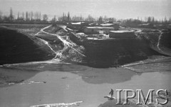 Luty 1942, Jangi-Jul, Uzbekistan, ZSRR.
Domy nad brzegiem rzeki Kurkudziuk.
Fot. inż. Wiktor Ostrowski, Instytut Polski im. Gen. Sikorskiego w Londynie [album negatywowy A-I ROSJA] - płachta 18