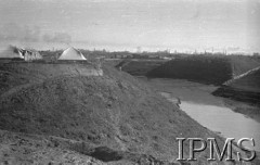 Luty 1942, Jangi-Jul, Uzbekistan, ZSRR.
Obóz formującej się Armii Polskiej, namioty nad brzegiem rzeki Kurkudziuk.
Fot. inż. Wiktor Ostrowski, Instytut Polski im. Gen. Sikorskiego w Londynie [album negatywowy A-I ROSJA] - płachta 18