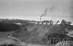 Luty 1942, Jangi-Jul, Uzbekistan, ZSRR.
Obóz formującej się Armii Polskiej, z lewej rzeka Kurkudziuk, w tle komin fabryki przetworów owocowych.
Fot. inż. Wiktor Ostrowski, Instytut Polski im. Gen. Sikorskiego w Londynie [album negatywowy A-I ROSJA] - płachta 18