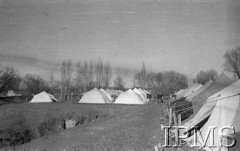 Luty 1942, Jangi-Jul, Uzbekistan, ZSRR.
Obóz Szwadronu Przybocznego dowódcy Armii Polskiej gen. Władysława Andersa.
Fot. inż. Wiktor Ostrowski, Instytut Polski im. Gen. Sikorskiego w Londynie [album negatywowy A-I ROSJA] - płachta 18