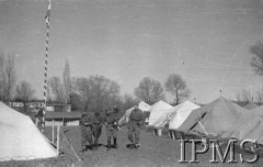 Luty 1942, Jangi-Jul, Uzbekistan, ZSRR.
Obóz formującej się Armii Polskiej, polska flaga na maszcie.
Fot. inż. Wiktor Ostrowski, Instytut Polski im. Gen. Sikorskiego w Londynie [album negatywowy A-I ROSJA] - płachta 18