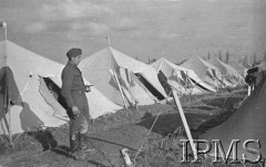 Luty 1942, Jangi-Jul, Uzbekistan, ZSRR.
Obóz Szwadronu Przybocznego dowódcy Armii Polskiej gen. Władysława Andersa, żołnierz obok namiotu.
Fot. inż. Wiktor Ostrowski, Instytut Polski im. Gen. Sikorskiego w Londynie [album negatywowy A-I ROSJA] - płachta 18