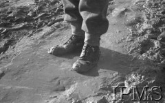 Luty 1942, Jangi-Jul, Uzbekistan, ZSRR.
Obóz formującej się Armii Polskiej, zabłocone buty żołnierza.
Fot. inż. Wiktor Ostrowski, Instytut Polski im. Gen. Sikorskiego w Londynie [album negatywowy A-I ROSJA] - płachta 18