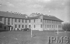 Luty 1942, Jangi-Jul, Uzbekistan, ZSRR.
Gmach sztabu Armii Polskiej od strony placu ćwiczeń.
Fot. inż. Wiktor Ostrowski, Instytut Polski im. Gen. Sikorskiego w Londynie [album negatywowy A-I ROSJA] - płachta 18