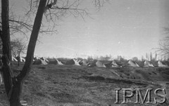 Luty 1942, Jangi-Jul, Uzbekistan, ZSRR.
Obóz Szwadronu Przybocznego dowódcy Armii Polskiej gen. Władysława Andersa, namioty.
Fot. inż. Wiktor Ostrowski, Instytut Polski im. Gen. Sikorskiego w Londynie [album negatywowy A-I ROSJA] - płachta 18