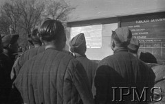 Luty 1942, Jangi-Jul, Uzbekistan, ZSRR.
Obóz formującej się Armii Polskiej, grupa żołnierzy przed tablicą ogłoszeń i rozkazów.
Fot. inż. Wiktor Ostrowski, Instytut Polski im. Gen. Sikorskiego w Londynie [album negatywowy A-I ROSJA] - płachta 18