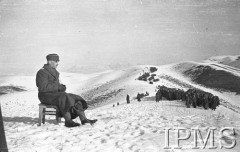 Luty 1942, Dżałał-Abad, Kirgistan, ZSRR.
Gen. Władysław Anders siedzi na taborecie i obserwuje ćwiczące oddziały.
Fot. inż. Wiktor Ostrowski, Instytut Polski im. Gen. Sikorskiego w Londynie [album negatywowy A-I ROSJA] - płachta 19