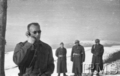 Luty 1942, Dżałał-Abad, Kirgistan, ZSRR.
Gen. Mieczysław Boruta-Spiechowicz rozmawia przez telefon polowy.
Fot. inż. Wiktor Ostrowski, Instytut Polski im. Gen. Sikorskiego w Londynie [album negatywowy A-I ROSJA] - płachta 19