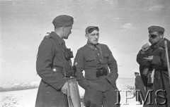 Luty 1942, Dżałał-Abad, Kirgistan, ZSRR.
Dwaj polscy oficerowie, w środku stoi oficer NKWD (bez płaszcza i czapki).
Fot. inż. Wiktor Ostrowski, Instytut Polski im. Gen. Sikorskiego w Londynie [album negatywowy A-I ROSJA] - płachta 19