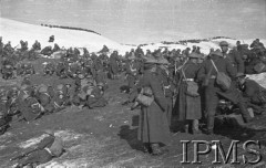 Luty 1942, Dżałał-Abad, Kirgistan, ZSRR.
Żołnierze odpoczywający po ćwiczeniach.
Fot. inż. Wiktor Ostrowski, Instytut Polski im. Gen. Sikorskiego w Londynie [album negatywowy A-I ROSJA] - płachta 19