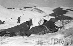 Luty 1942, Dżałał-Abad, Kirgistan, ZSRR.
Stanowisko ciężkiego karabinu maszynowego, strzelcy podczas ćwiczeń.
Fot. inż. Wiktor Ostrowski, Instytut Polski im. Gen. Sikorskiego w Londynie [album negatywowy A-I ROSJA] - płachta 19