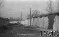 Luty 1942, Dżałał-Abad, Kirgistan, ZSRR.
Chaty z gliny, domy miejscowej ludności.
Fot. inż. Wiktor Ostrowski, Instytut Polski im. Gen. Sikorskiego w Londynie [album negatywowy A-I ROSJA] - płachta 20