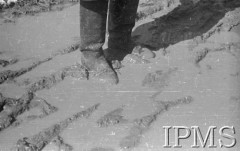 Luty 1942, Dżałał-Abad, Kirgistan, ZSRR.
Żołnierz w zabłoconych walonkach.
Fot. inż. Wiktor Ostrowski, Instytut Polski im. Gen. Sikorskiego w Londynie [album negatywowy A-I ROSJA] - płachta 20
