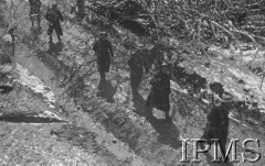 Luty 1942, Dżałał-Abad, Kirgistan, ZSRR.
Oddział żołnierzy na drodze.
Fot. inż. Wiktor Ostrowski, Instytut Polski im. Gen. Sikorskiego w Londynie [album negatywowy A-I ROSJA] - płachta 20