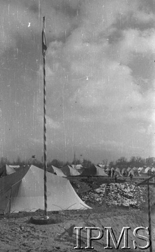Luty 1942, Dżałał-Abad, Kirgistan, ZSRR.
Namioty Szwadronu Przybocznego dowódcy Armii Polskiej gen. Władysława Andersa, na pierwszym planie flaga na maszcie.
Fot. inż. Wiktor Ostrowski, Instytut Polski im. Gen. Sikorskiego w Londynie [album negatywowy A-I ROSJA] - płachta 20
