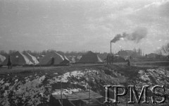 Luty 1942, Jangi-Jul, Uzbekistan, ZSRR.
Namioty Szwadronu Przybocznego gen. Władysława Andersa - w głębi zabudowania fabryki przetworów owocowych.
Fot. inż. Ostrowski, Instytut Polski im. Gen. Sikorskiego w Londynie [album negatywowy A-I ROSJA] - płachta 20