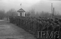 22.03.1942, Jangi-Jul, Uzbekistan, ZSRR.
Pożegnanie Ochotniczek Pomocniczej Służby Kobiet wyjeżdżających z ZSRR, ochotniczki zgromadzone w szeregach na dziedzińcu sztabu Armii Polskiej.
Fot. inż. Ostrowski, Instytut Polski im. Gen. Sikorskiego w Londynie [album negatywowy A-I ROSJA] - płachta 21